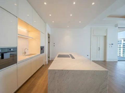 Apartemen St. Regis Mid Floor