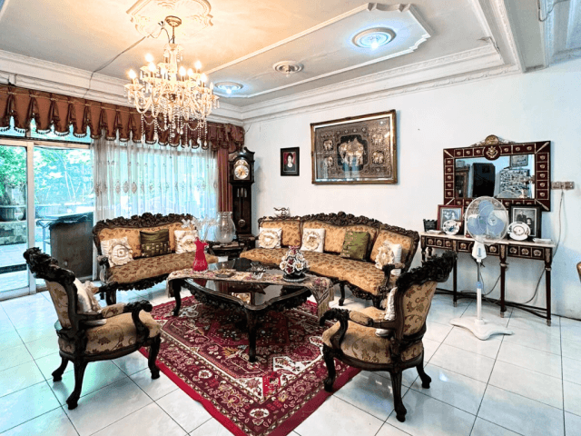 8-Bedrooms House For Sale in Tebet