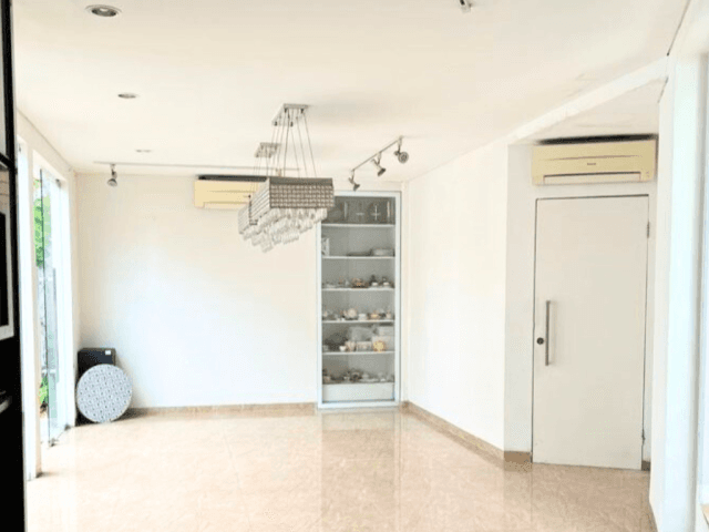 Rumah Dijual Jl. Suwiryo Menteng 7 Kamar
