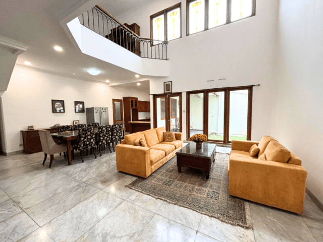 5-Bedrooms House For Rent in Pejaten