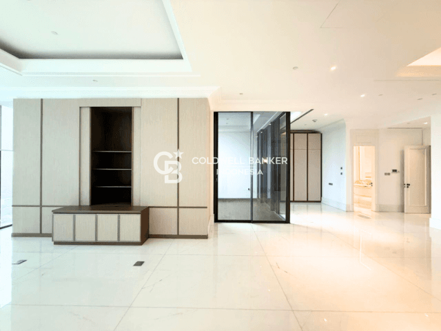 St. Regis Jakarta Lantai Sedang