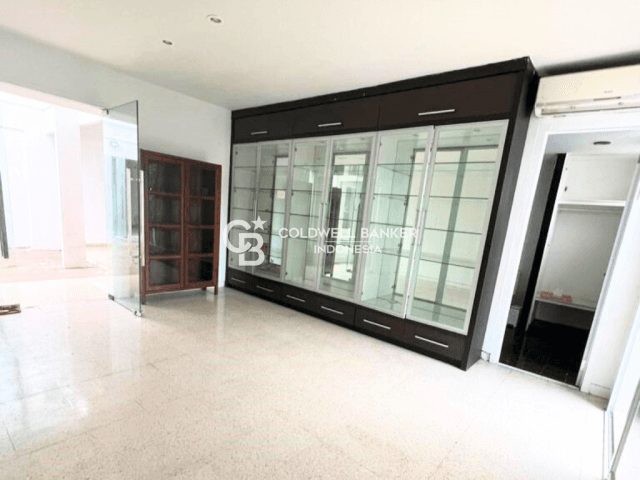 Rumah Dijual Jl. Suwiryo Menteng 7 Kamar