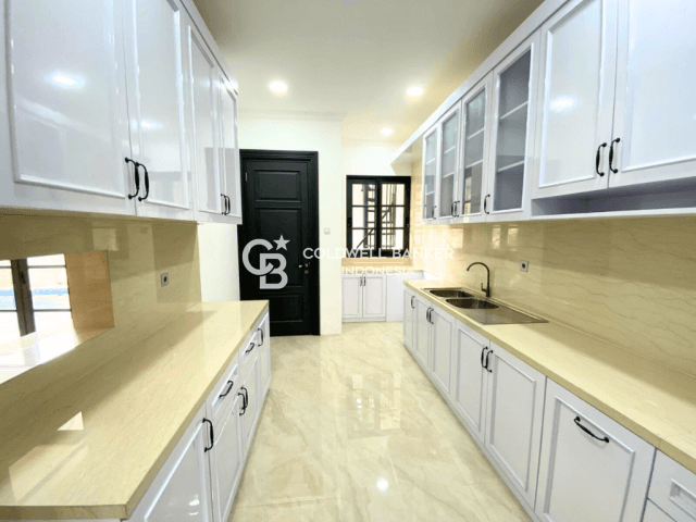 Rumah Dijual Jl. Dwijaya Radio Dalam 6 Kamar